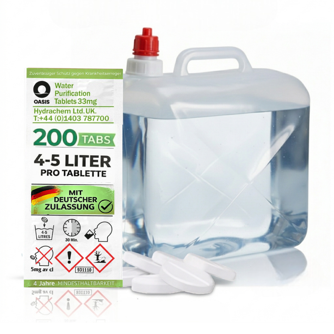 Wasseraufbereitungstabletten mit Wasserkanister und Tabletten auf weißem Hintergrund.