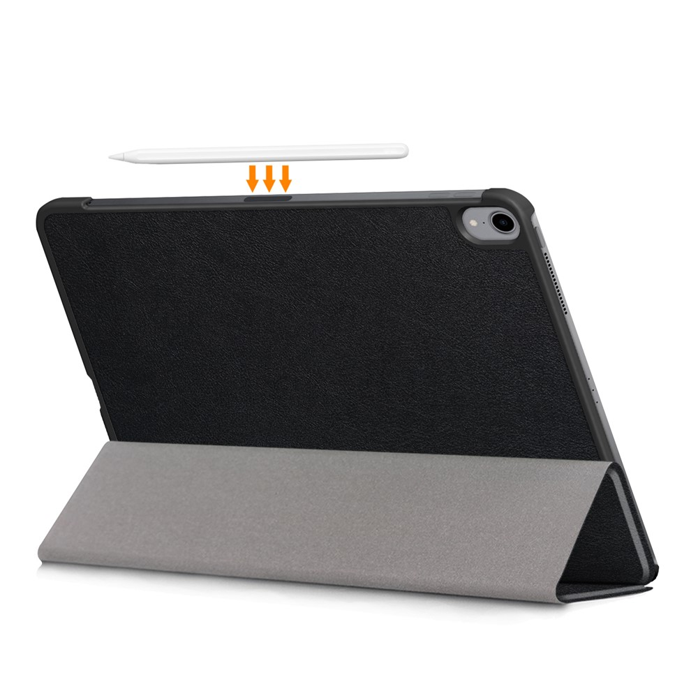 Ein Tablet mit schwarzem Leder-Case, Stift wird magnetisch gehalten.