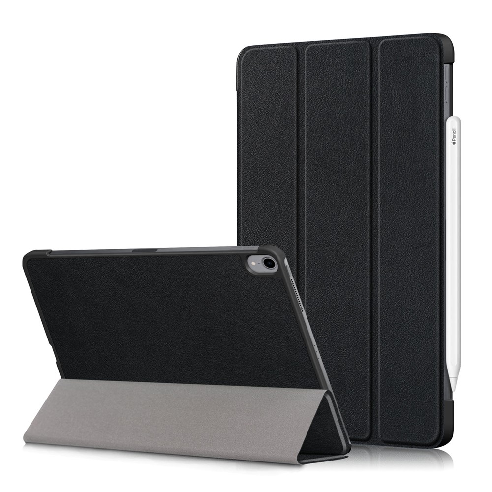 Schwarze Tablet-Hülle mit Stift im Querformat, auf weißem Hintergrund.