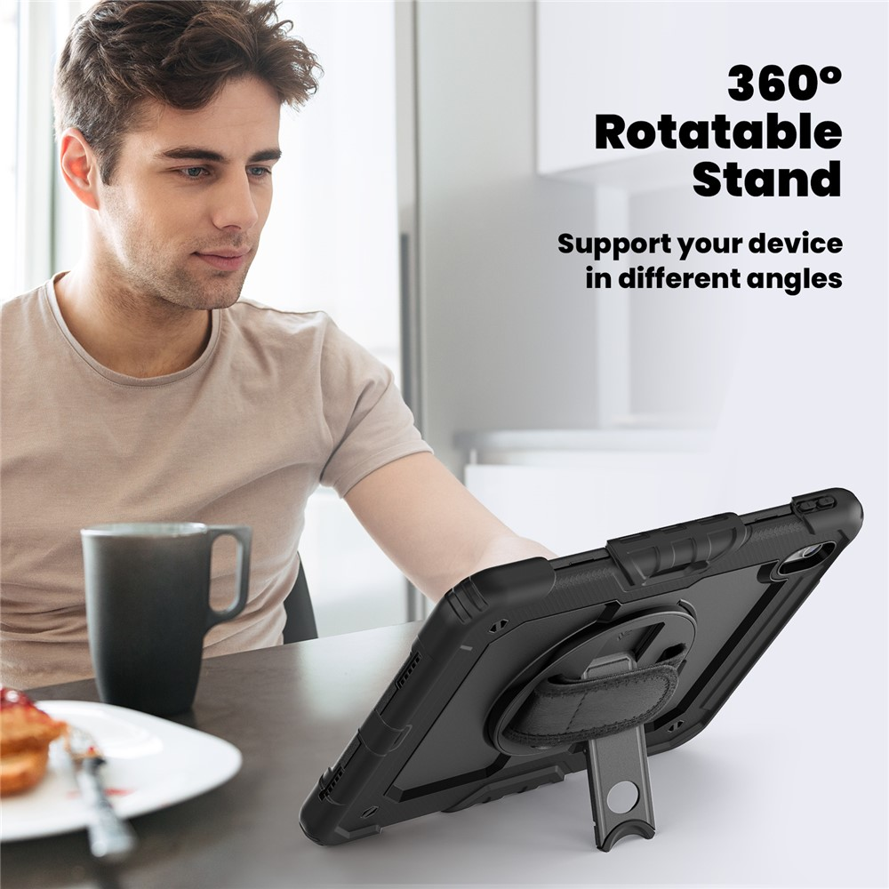 Mann mit Tablet-Schutzhülle mit 360-Grad-Ständer, sitzt am Tisch mit Kaffee.