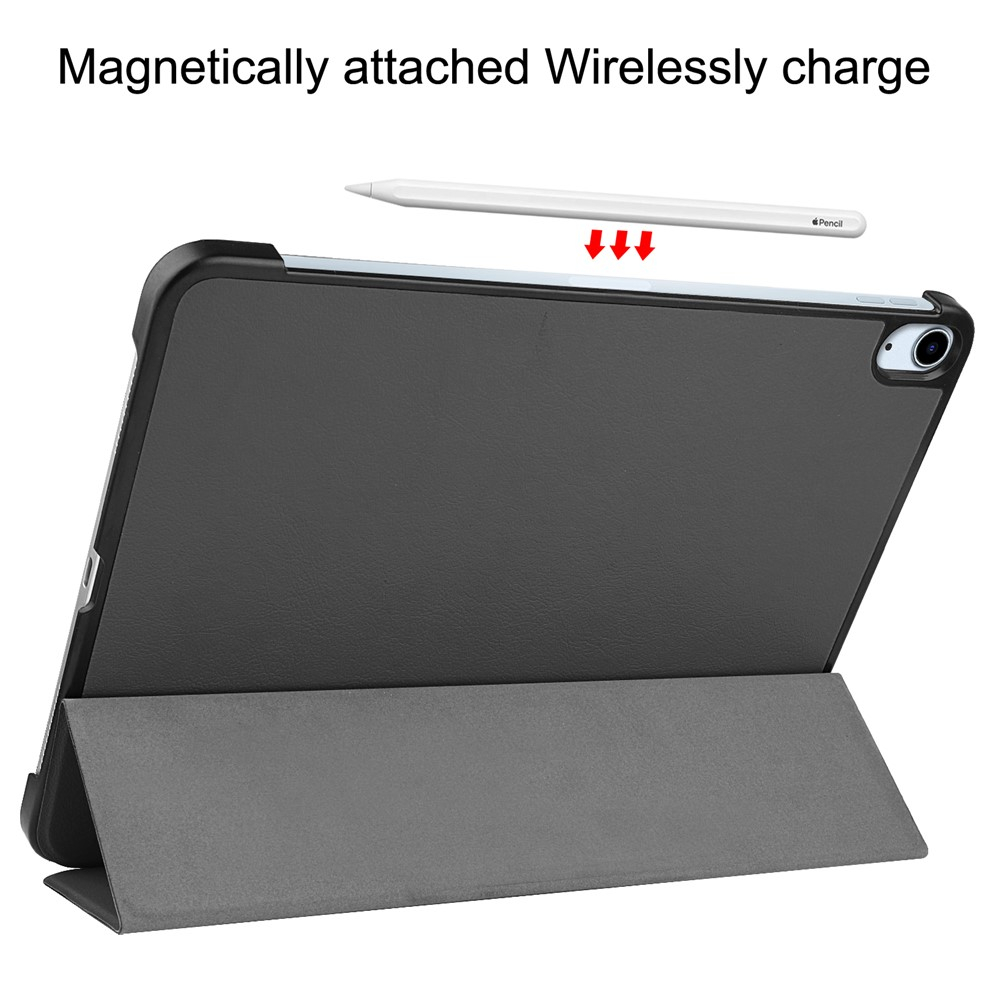 Ein Tablet mit schwarzem Etui und Stift, das magnetisch aufgeladen wird.