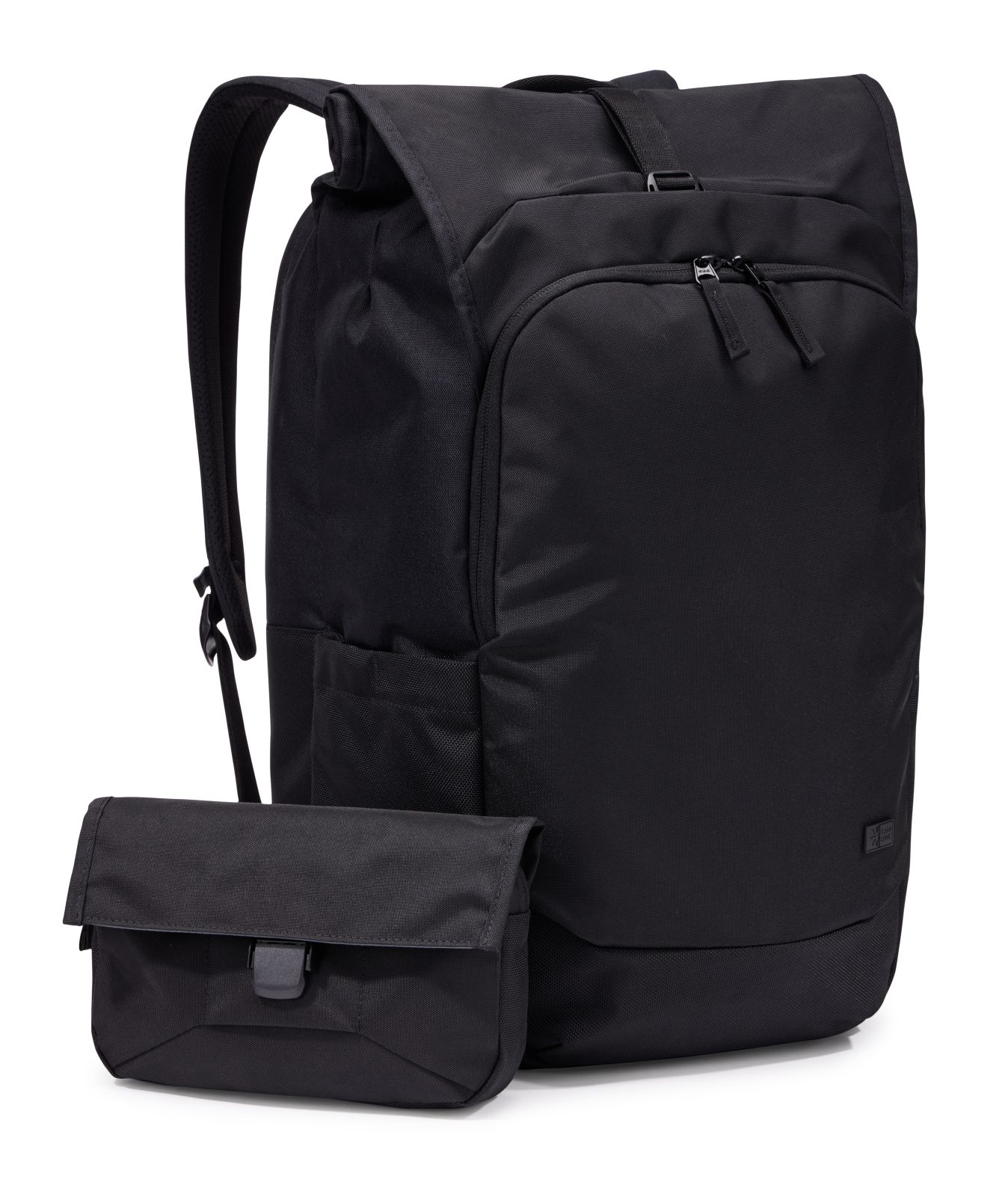 Ein schwarzer Rucksack mit einer kleineren schwarzen Tasche davor.