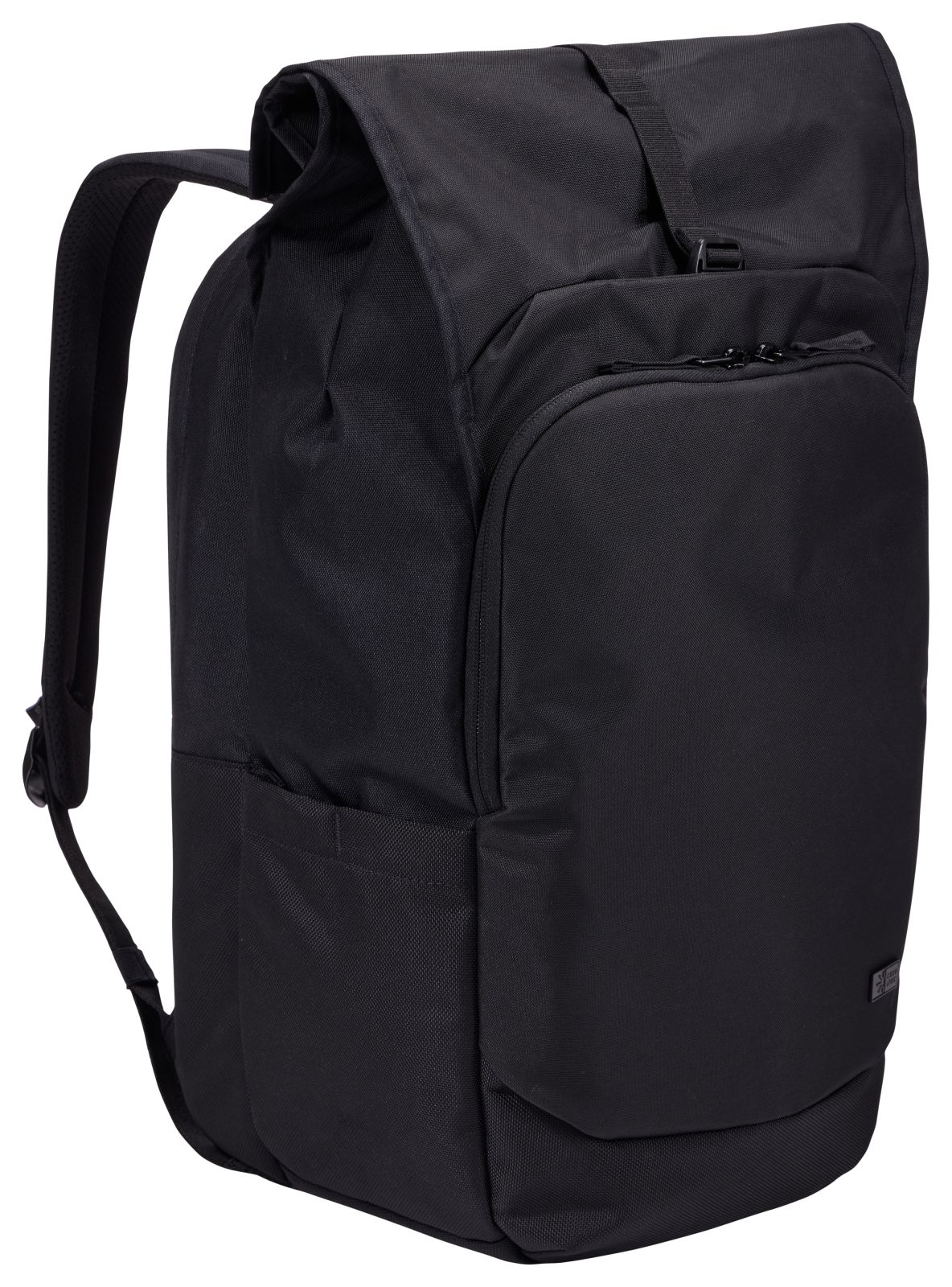 Ein schwarzer Rucksack mit Klappenoberteil und Reißverschlusstasche vorne.
