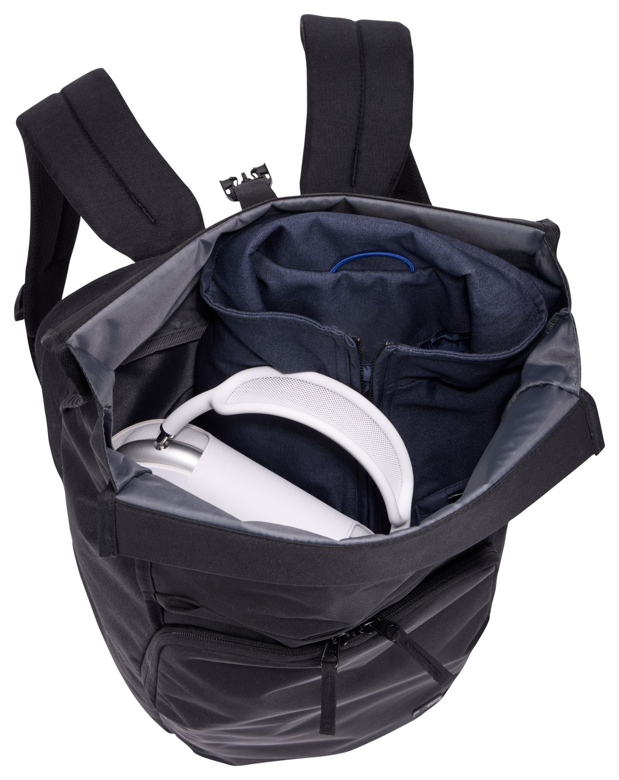 Ein offener schwarzer Rucksack mit einem weißen Kopfhörer-Bügel und einem silbernen Behälter darin.