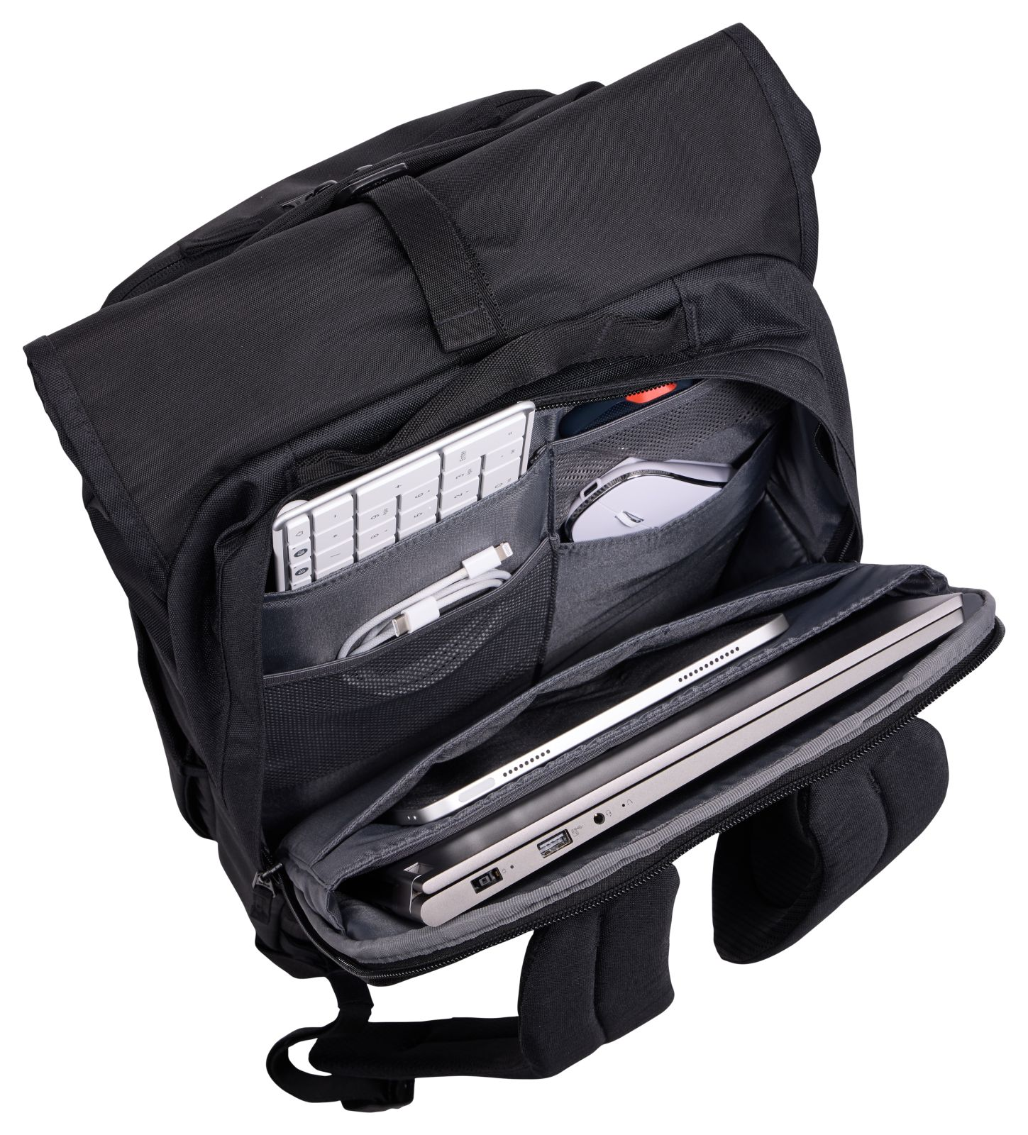 Schwarzer Rucksack mit geöffnetem Hauptfach, zeigt Laptop, Tablet, Maus und Tastatur.