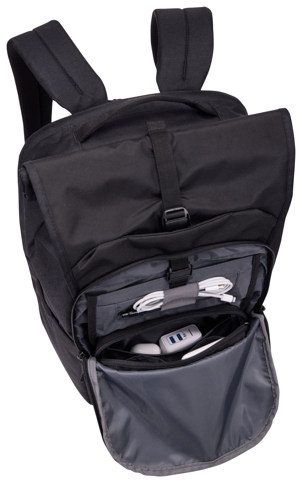 Ein offener schwarzer Rucksack mit Ladekabel, Netzteil und Ohrhörern.