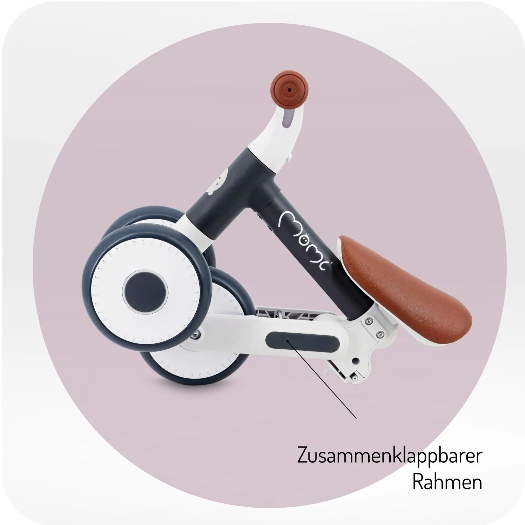 Ein Laufrad mit zwei Hinterrädern, braunem Sattel und weißem Lenker.