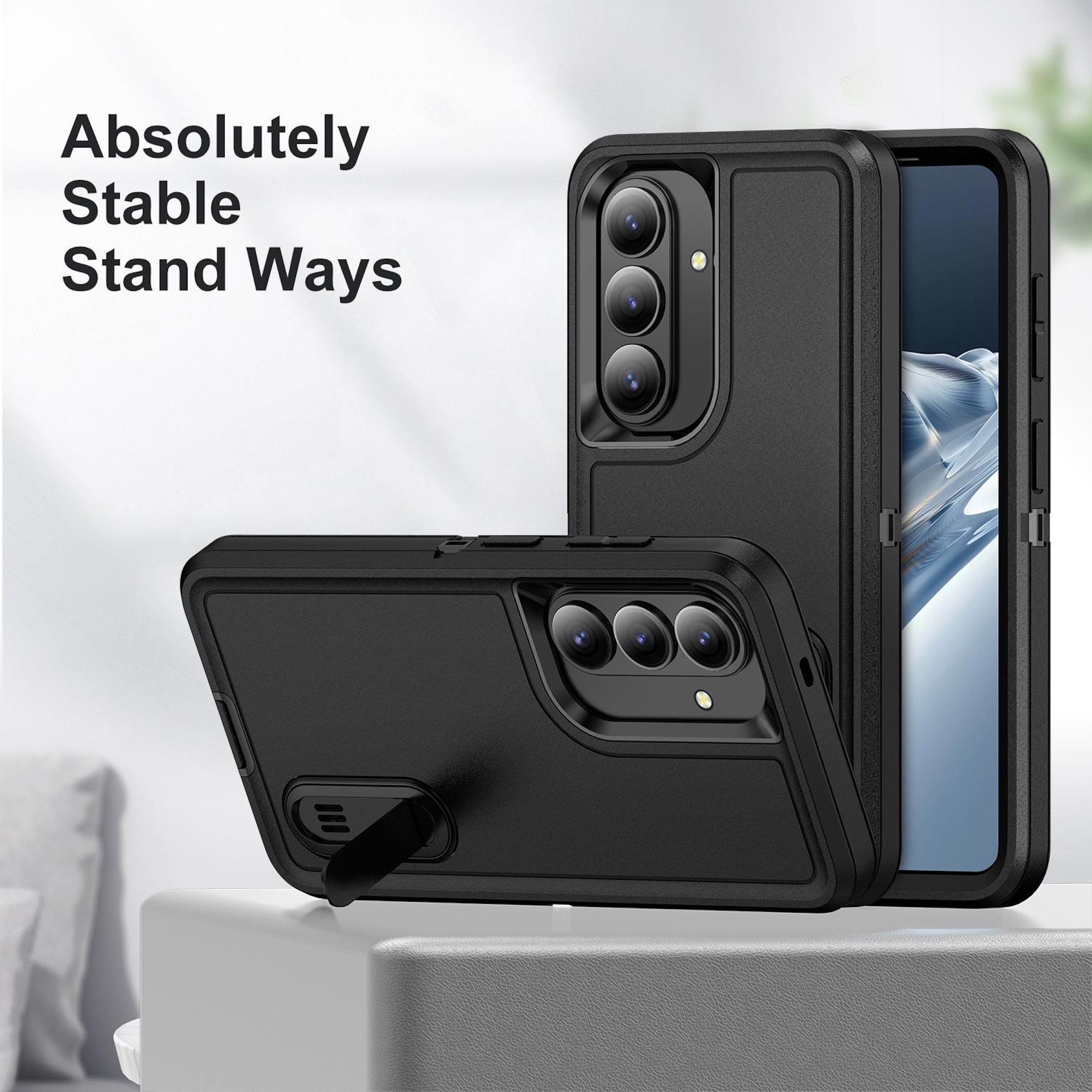 Funda negra para teléfono con soporte, lente de triple cámara, sobre una mesa.