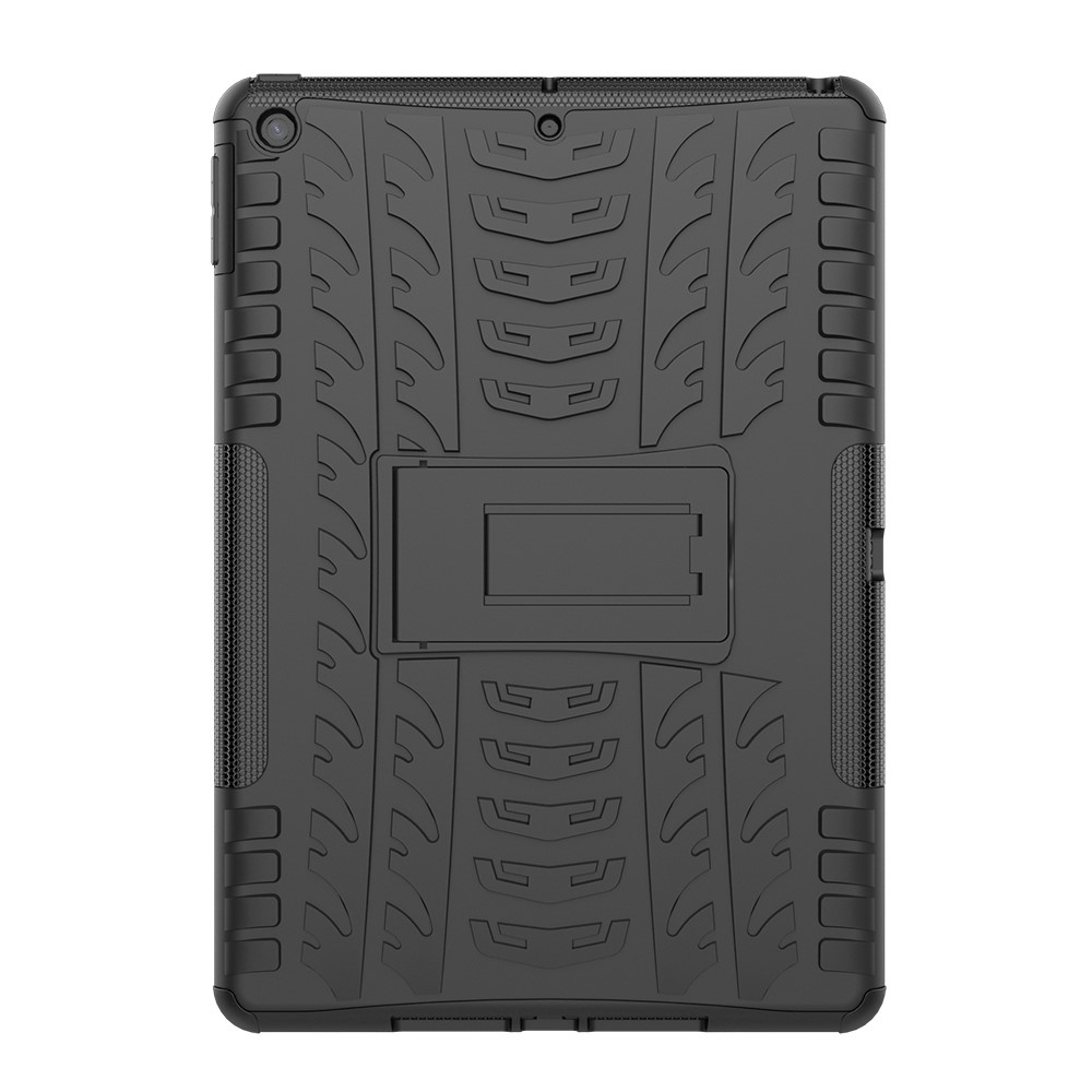 Schwarze Tablet-Hülle mit Reifenprofil-Design und integriertem Ständer.