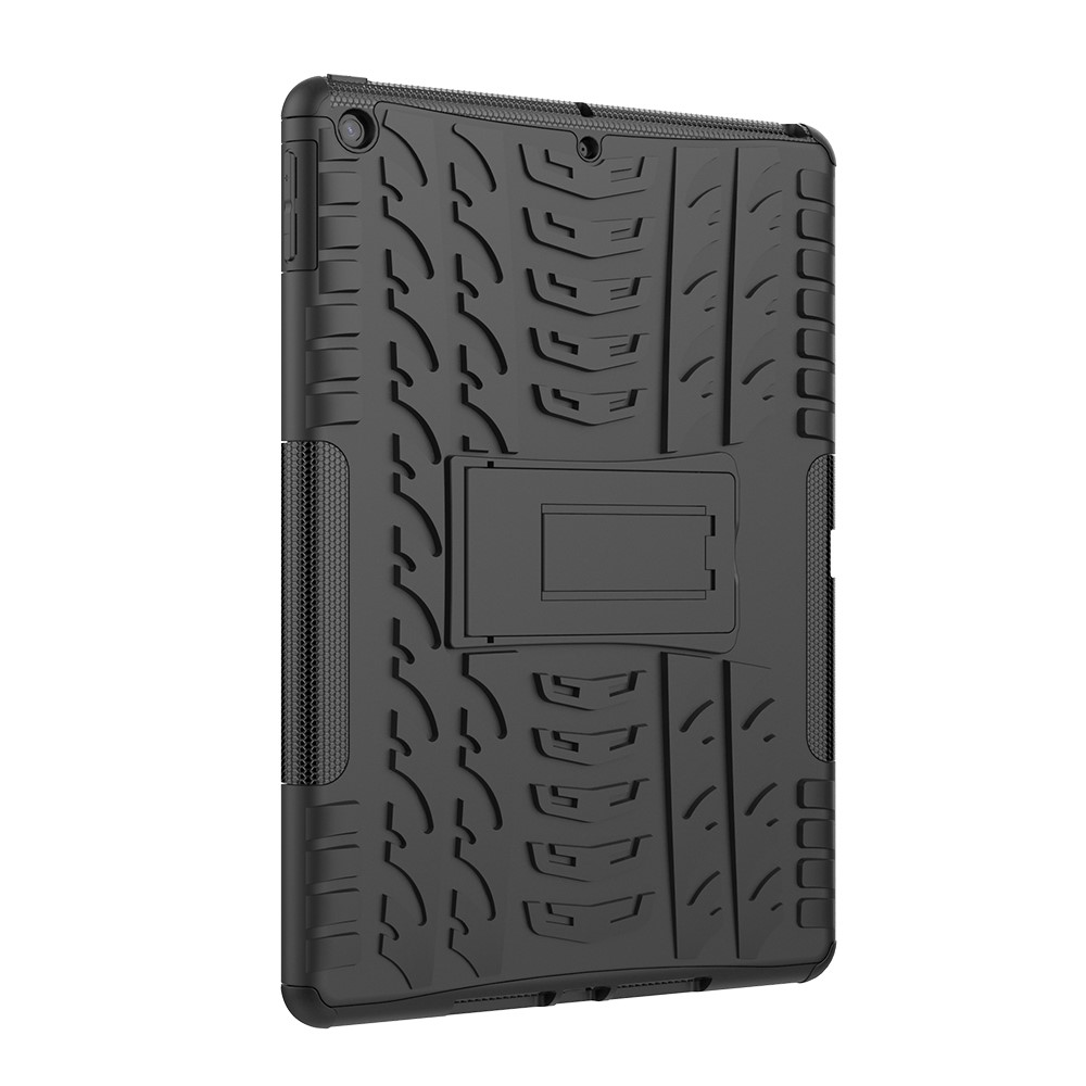 Schwarze Tablet-Hülle mit Reifenprofil-Textur und integriertem Ständer.
