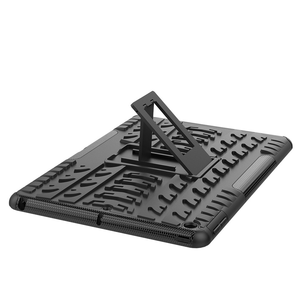Schwarze, robuste Tablet-Hülle mit integriertem Ständer auf weißem Grund.