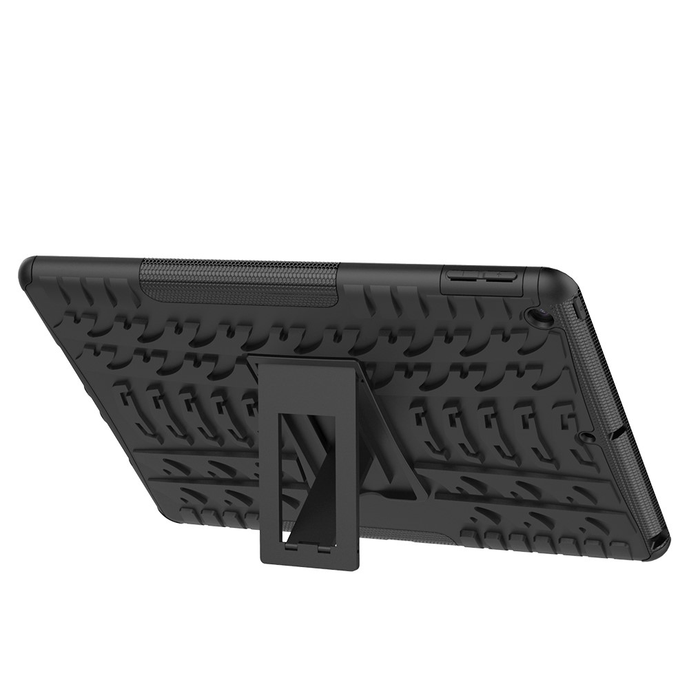 Schwarze Tablet-Hülle mit strukturierter Reifenprofilmusterung und integriertem Ständer.