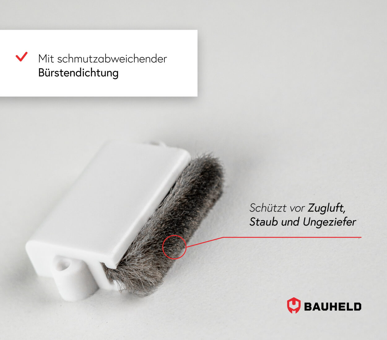 Ein weißer Dichtungsstreifen mit grauen Borsten, der vor Zugluft, Staub und Ungeziefer schützt.