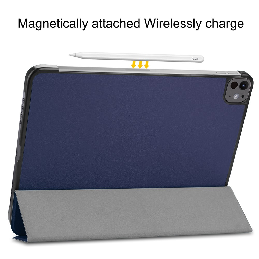 Dunkelblaues Tablet mit weißem Stift, magnetisch für kabelloses Laden befestigt.