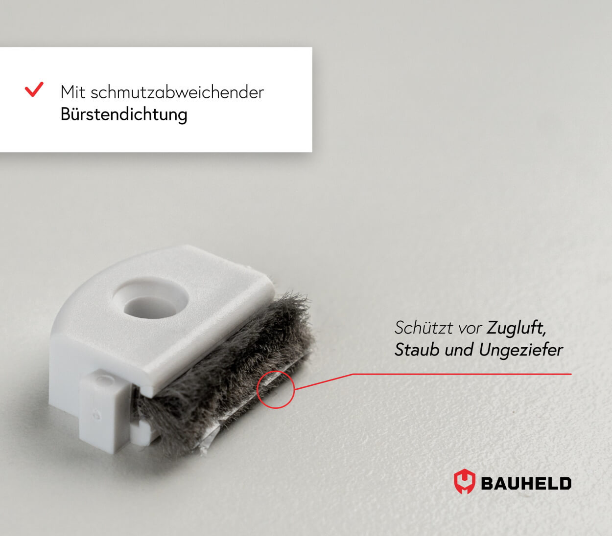 Weißer Dichtungsstopper mit grauer Bürste schützt vor Zugluft, Staub.