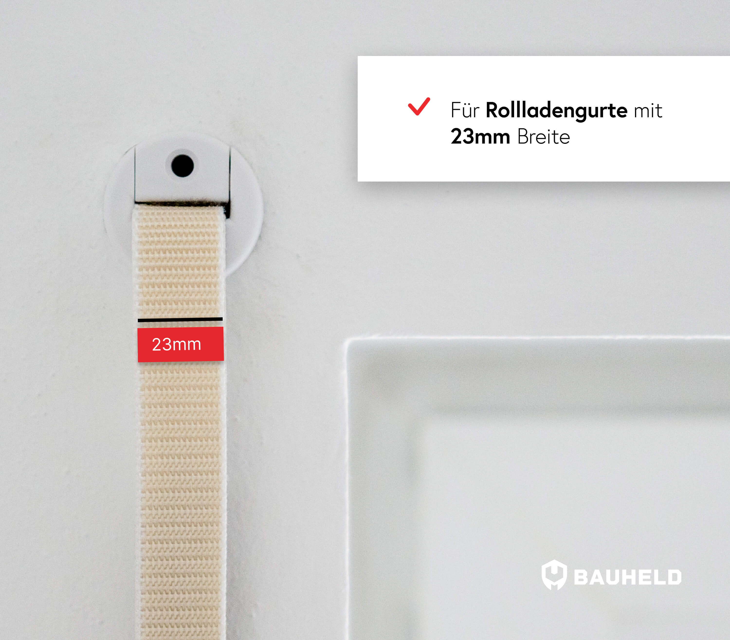 Ein beige Rolladengurt mit 23mm Breite hängt an einer Wandhalterung.