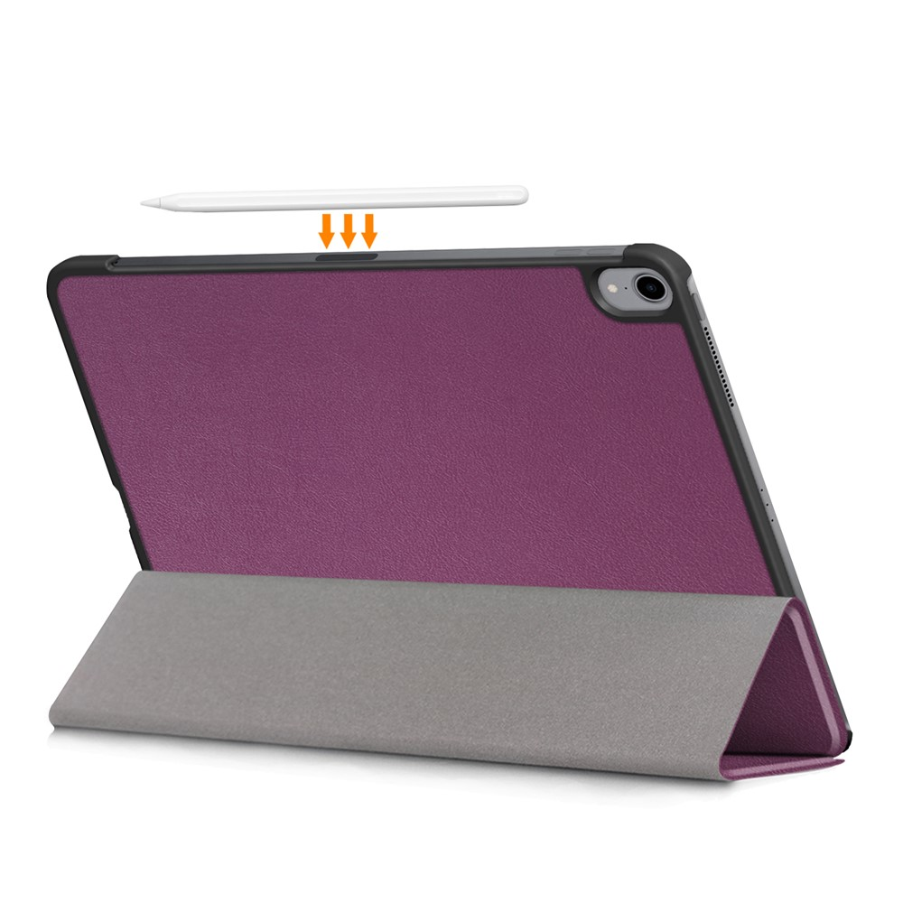 Lila Tablet-Hülle mit Ständer und Stift. Weiße Pfeile zeigen auf den Stift.