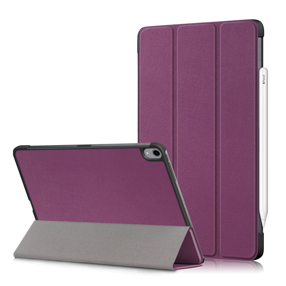 Lila Tablet-Hülle, aufgestellt und geschlossen, mit Stift daneben.