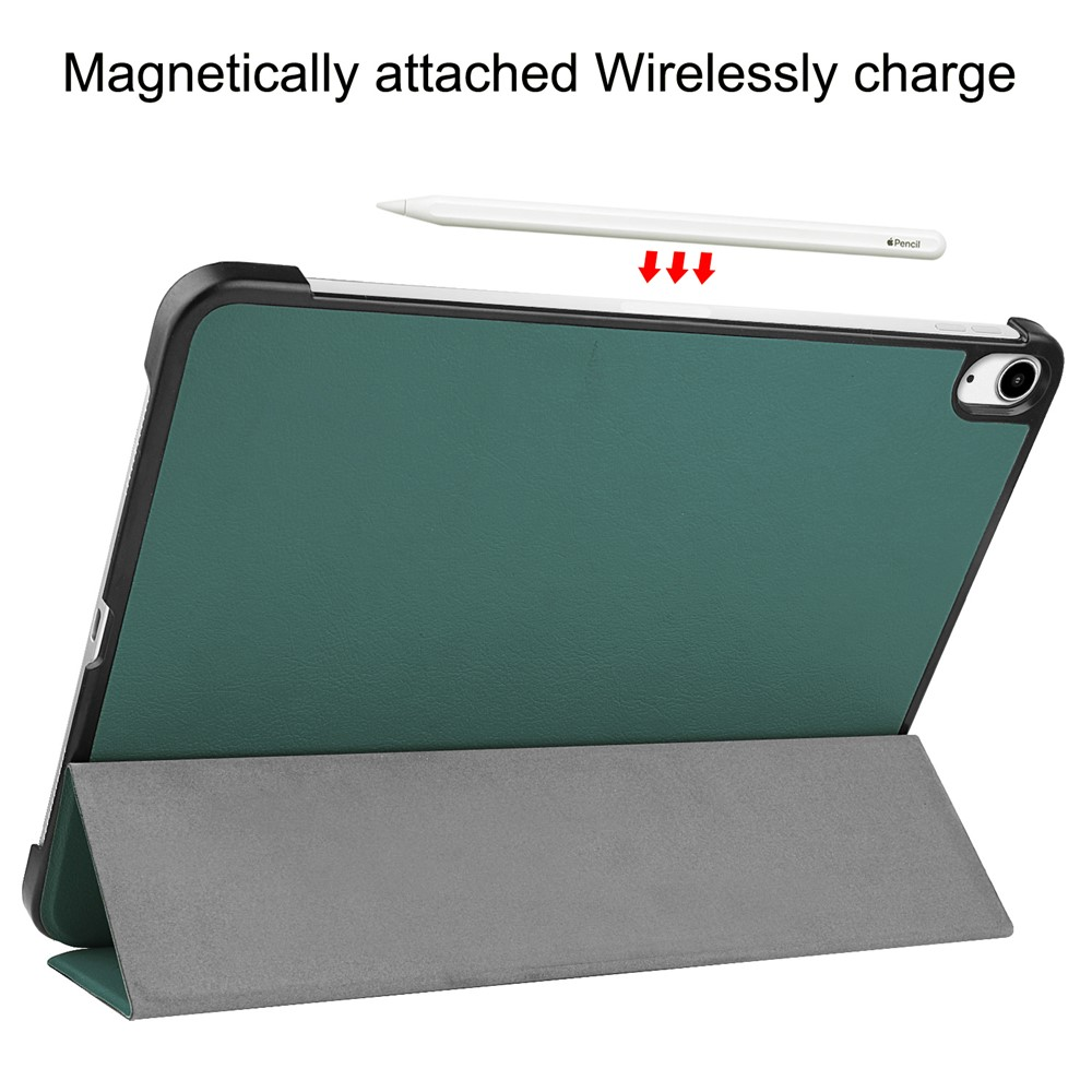Grüne Tablet-Hülle mit Ständer. Ein Stift magnetisch oben angebracht.