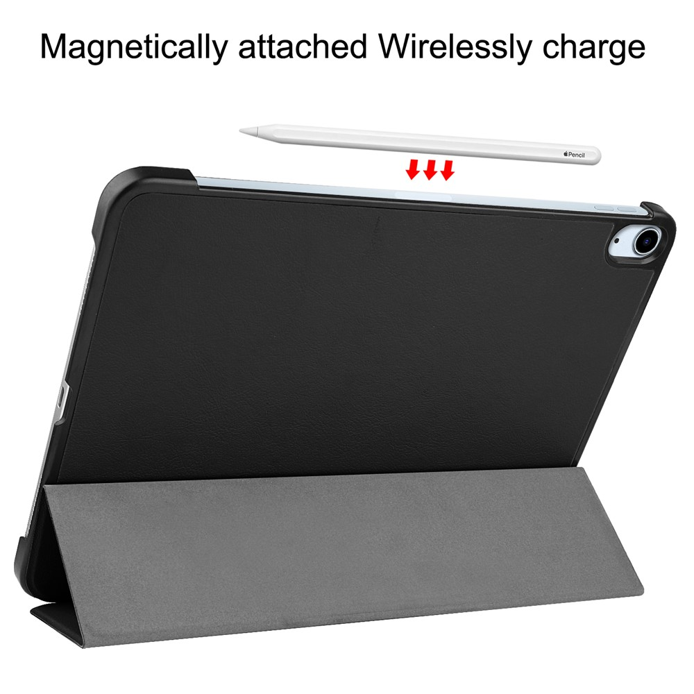 Schwarze Tablet-Hülle mit Stift, der magnetisch aufgeladen wird.