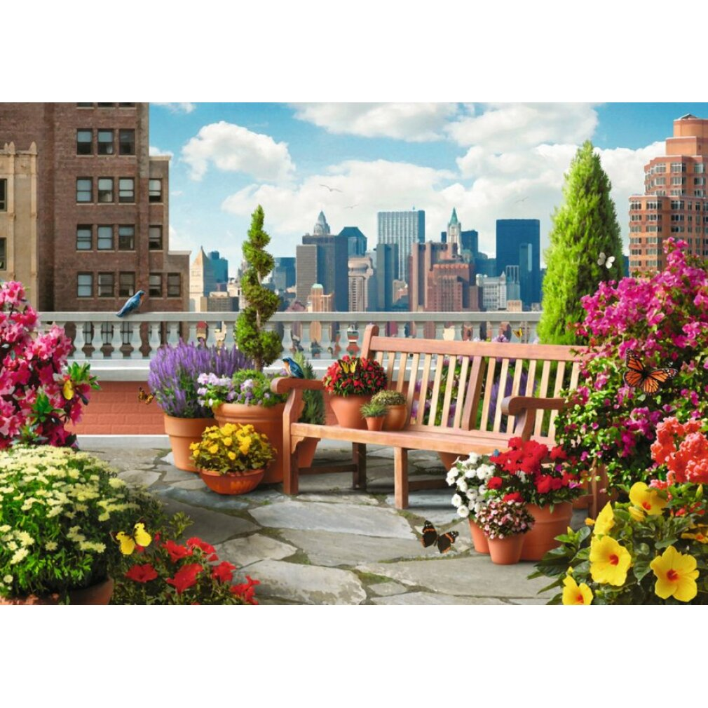 Giardino sul tetto con panchina, fiori in vaso e skyline della città. Farfalle svolazzano.
