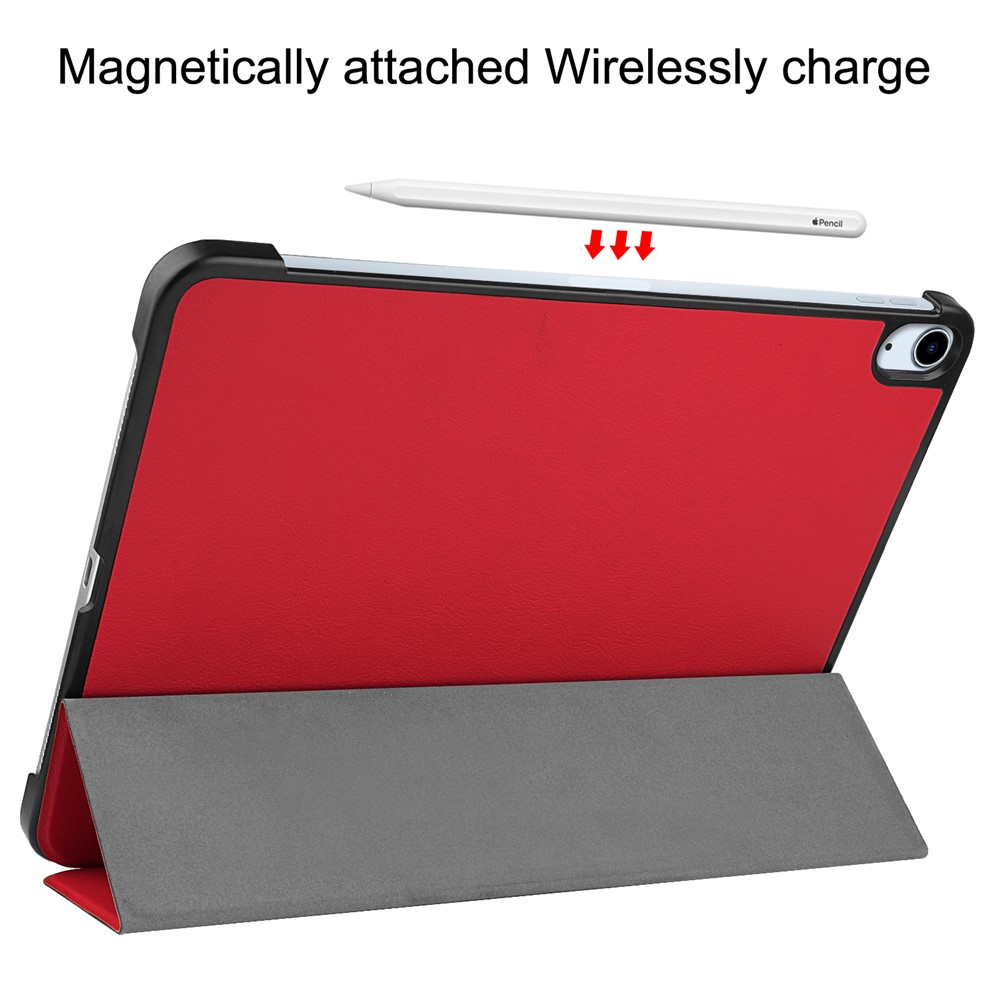 Rote Tablet-Hülle mit grauem Ständer. Weißer Stift oben, magnetisch befestigt.
