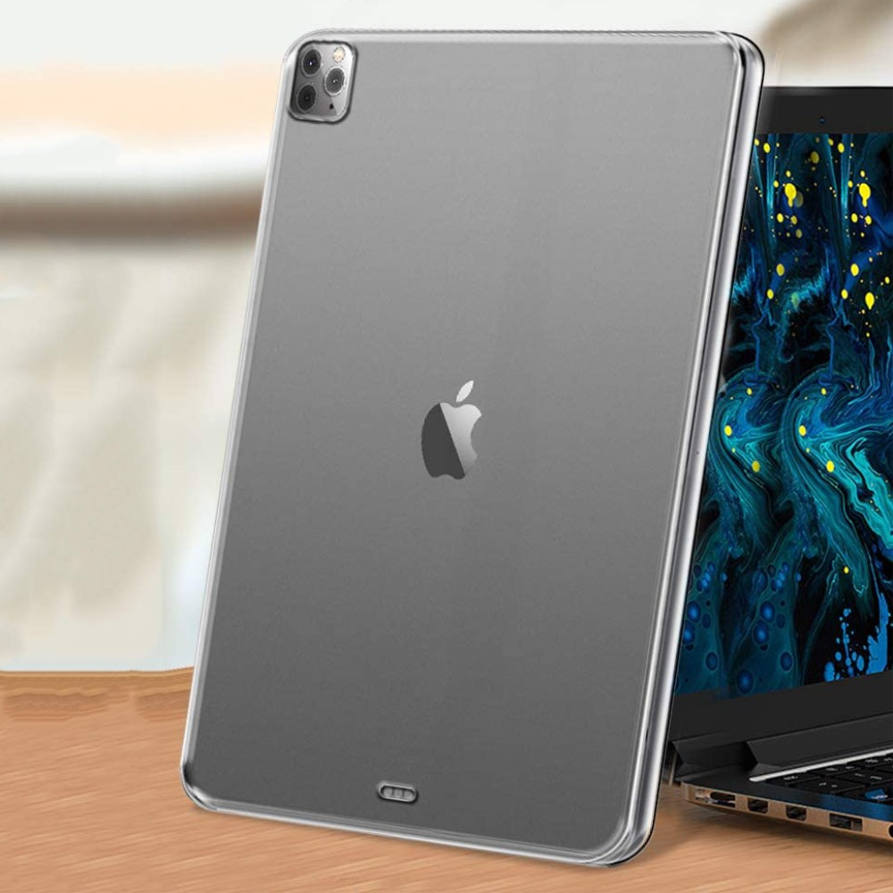 Ein transparentes Tablet-Case mit Apple-Logo auf einem Holztisch, neben einem Laptop mit blauem Bildschirm.