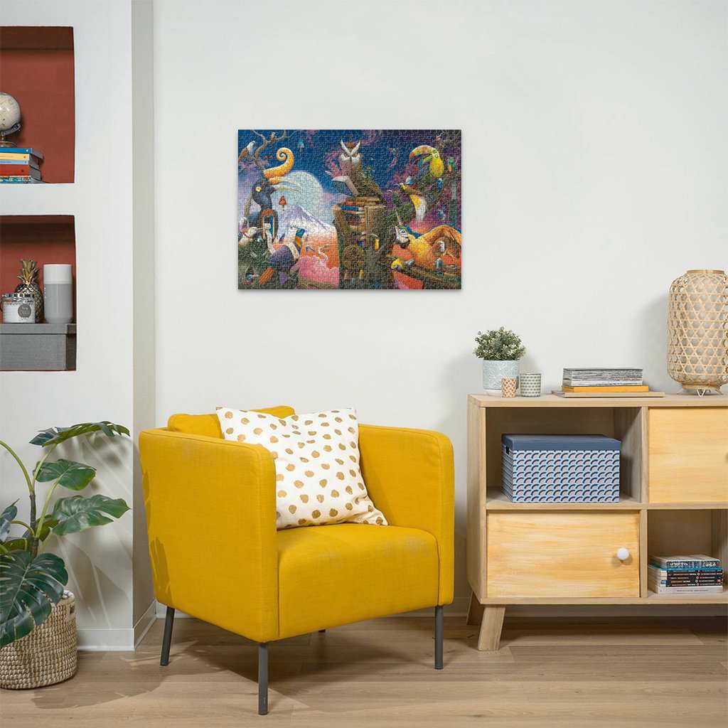 Ein farbenfrohes Fantasy-Puzzle mit Eulen, Papageien und skurrilen Kreaturen hängt an einer weißen Wand.