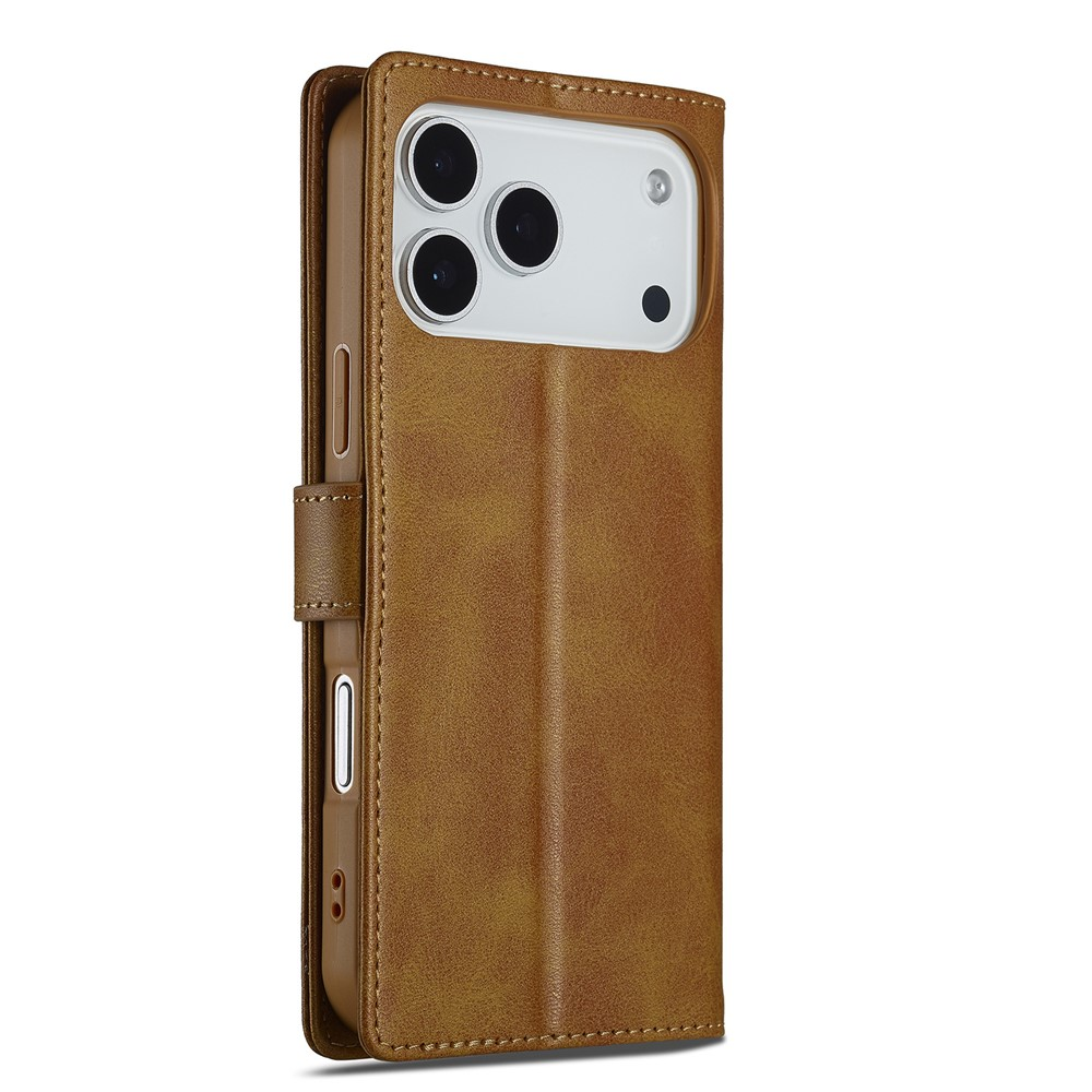 Custodia in pelle marrone per iPhone con triplo ritaglio per obiettivo su sfondo bianco.