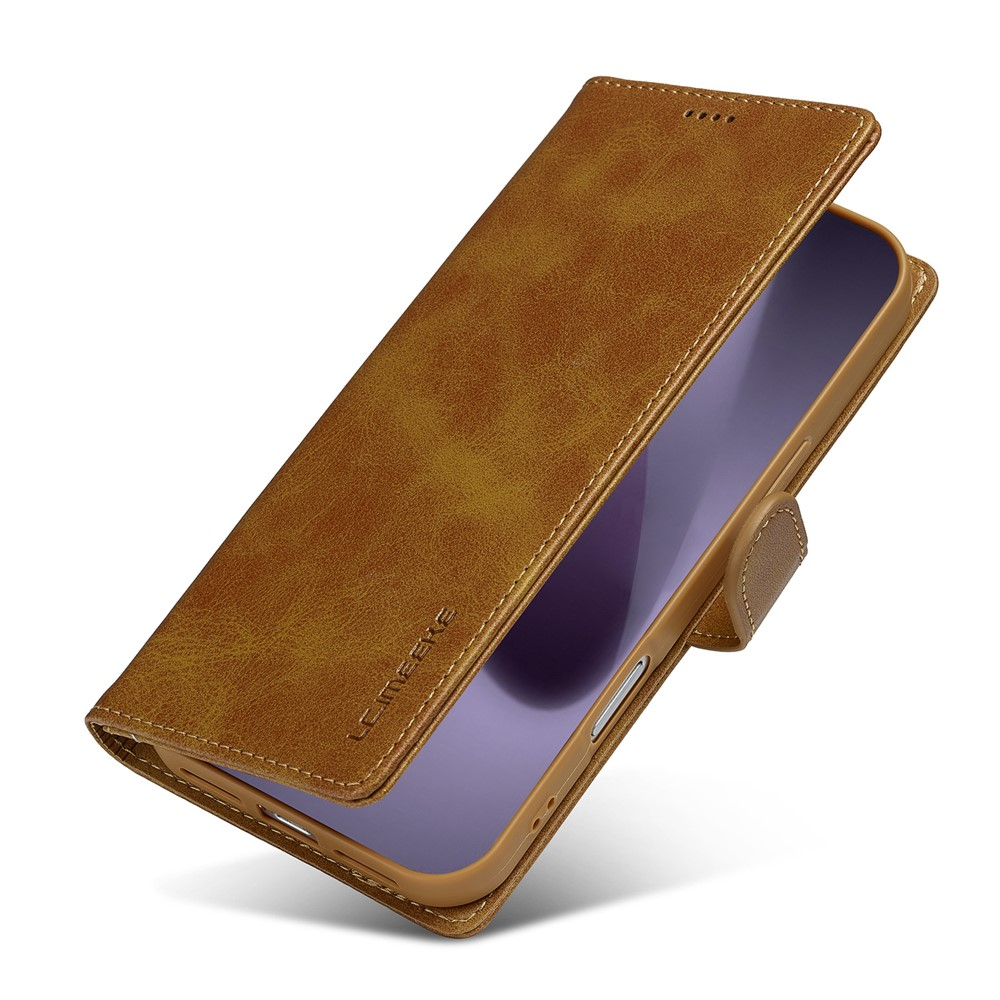 Custodia in pelle marrone per telefono, aperta, con cuciture bianche e chiusura magnetica.