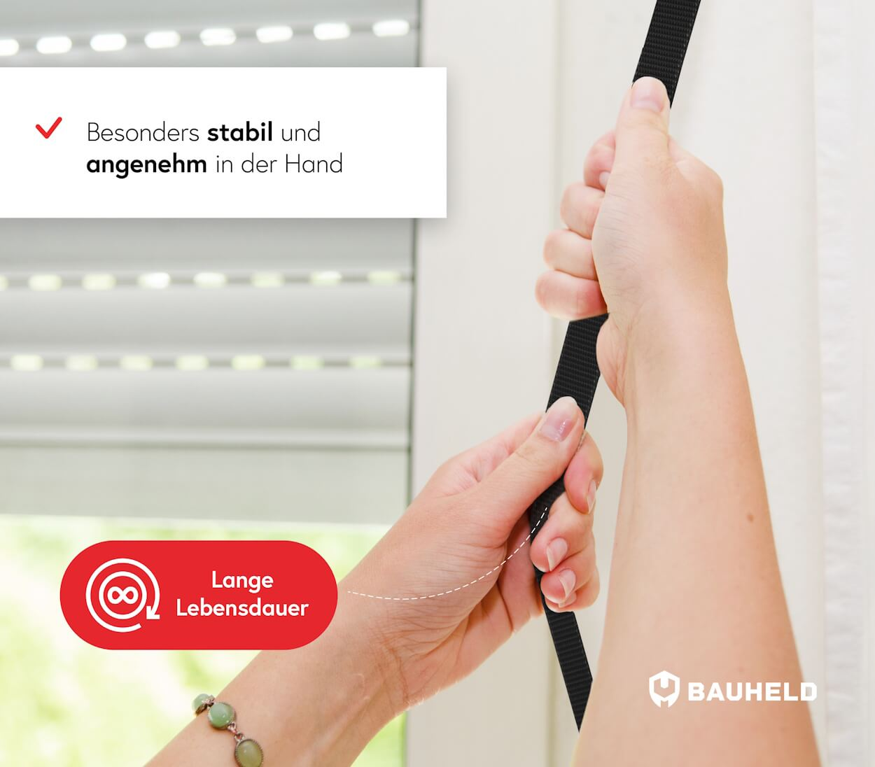 Hände ziehen an einem schwarzen Gurt vor einem Rollladen. "Besonders stabil"