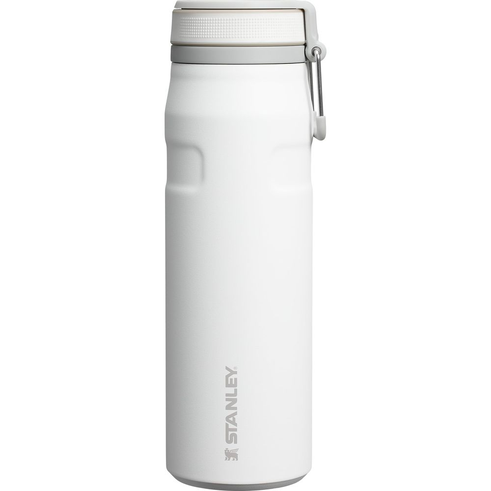 Se muestra un termo Stanley blanco con tapa gris y clip plateado.