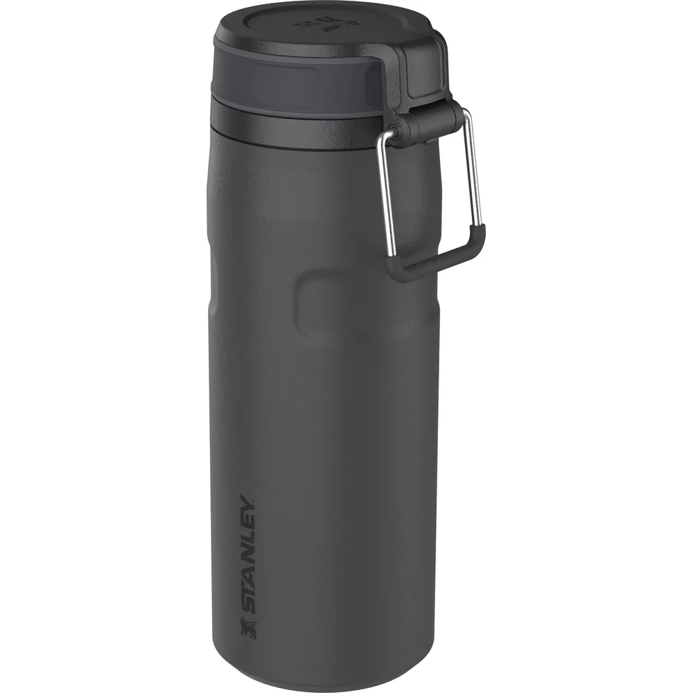 Kapakta gümüş saplı, koyu gri Stanley termos. Minimalist tasarım.