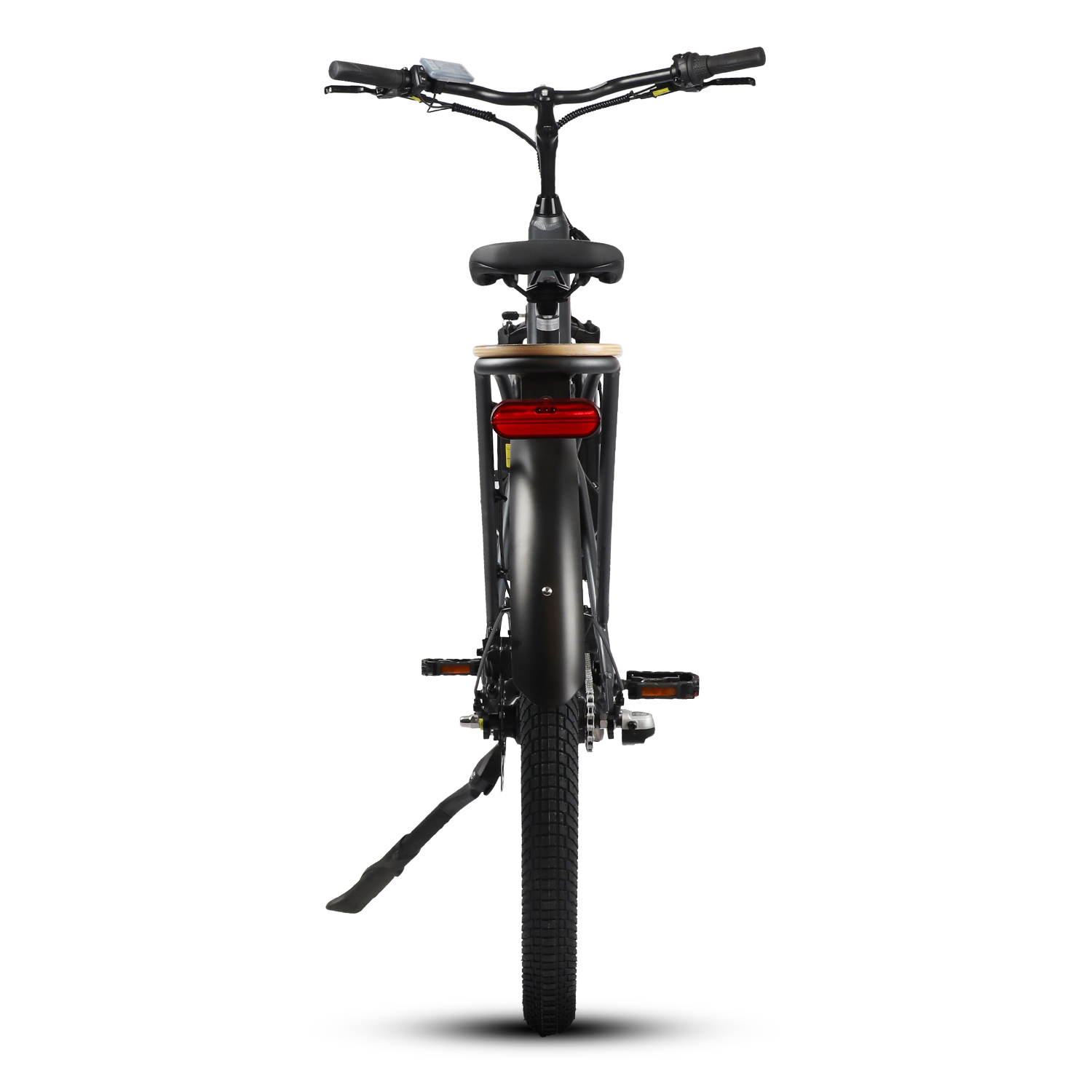 Vista trasera de una bicicleta eléctrica negra con portaequipajes de madera y luz trasera roja.