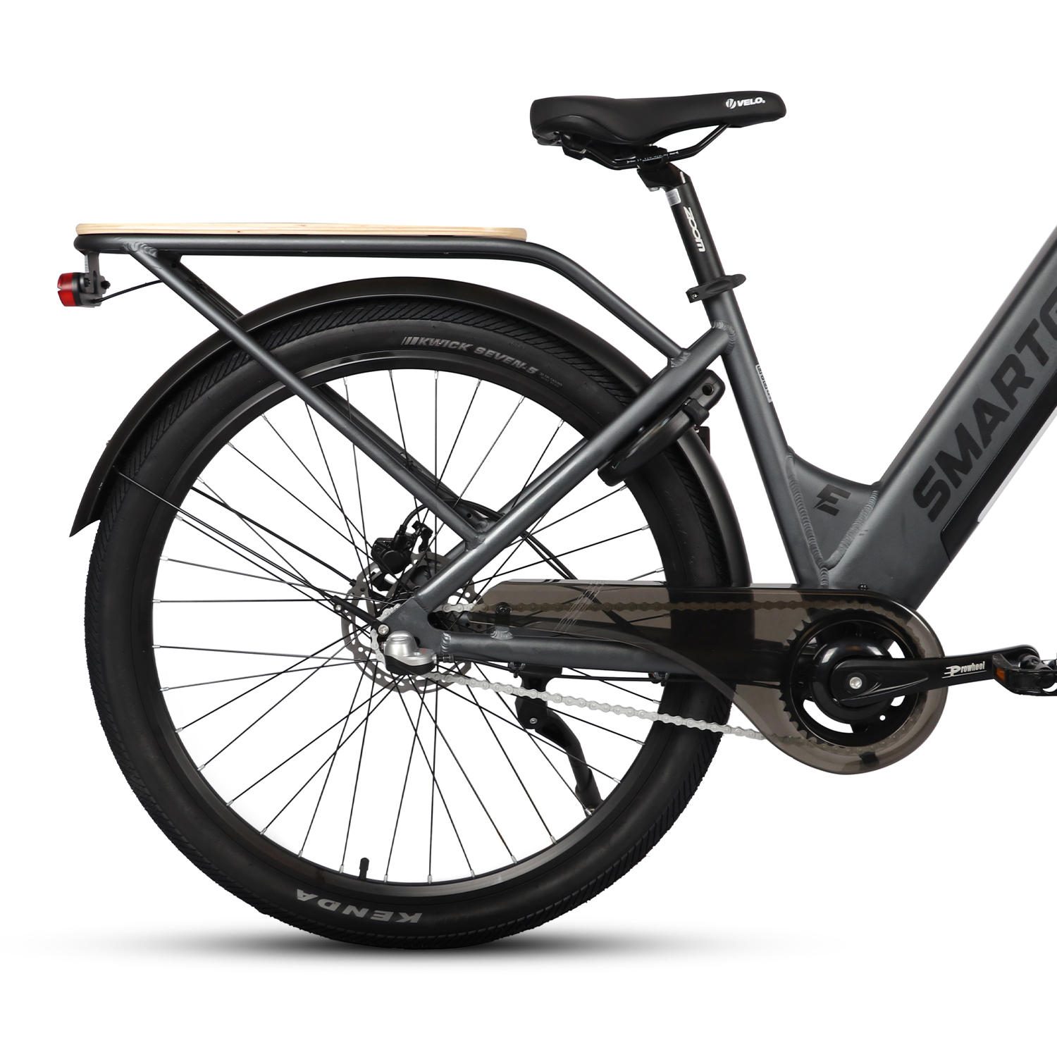 Bicicleta eléctrica gris con portabultos de madera, sillín negro y guardabarros.