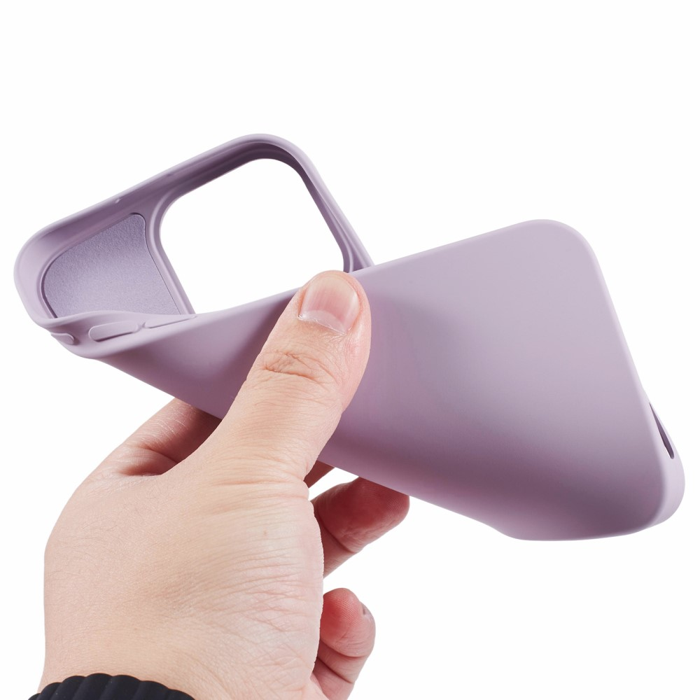 Una mano tiene una cover viola chiaro su sfondo bianco.