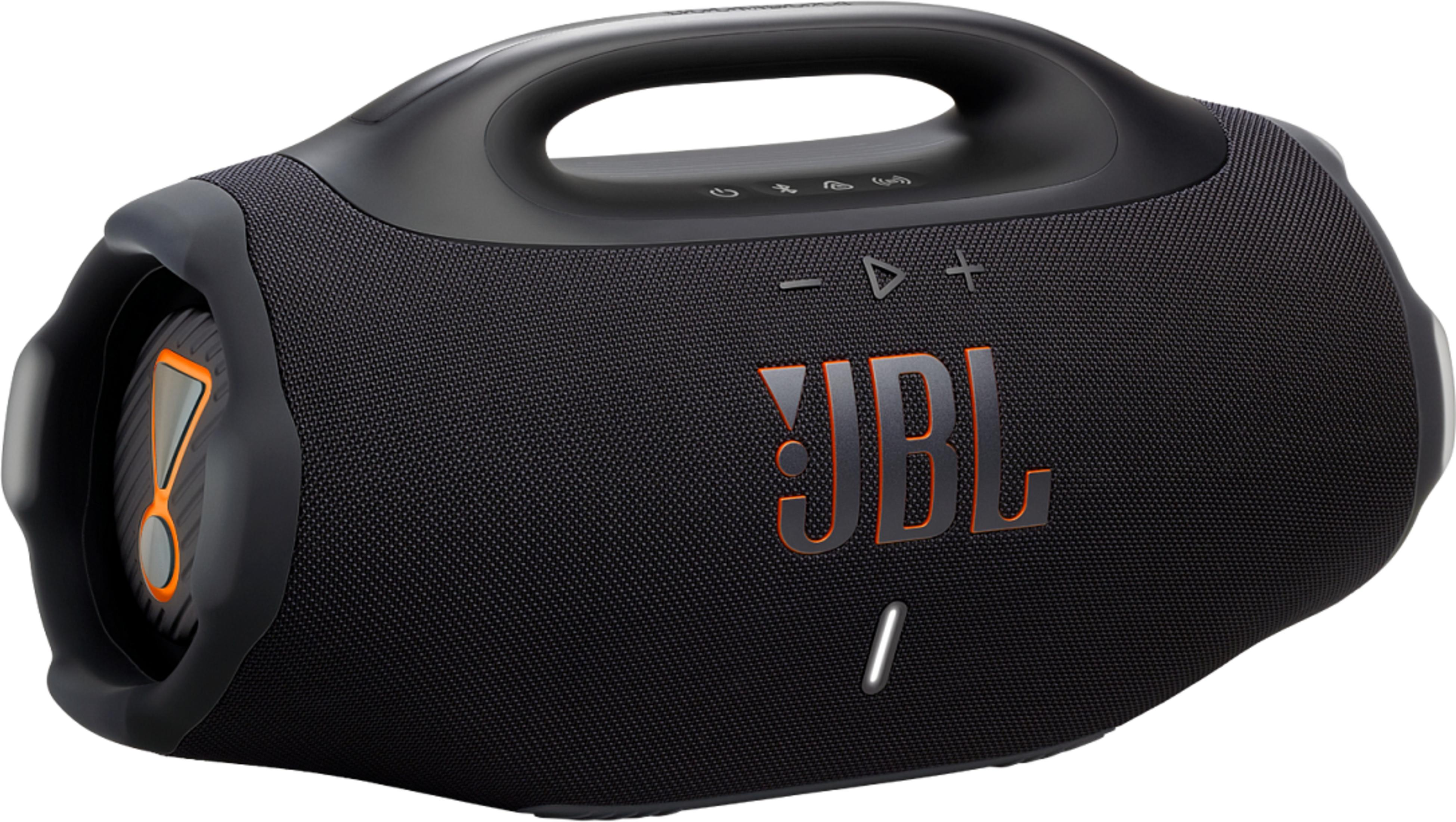 Czarny przenośny głośnik JBL z pomarańczowym logo JBL i uchwytem.