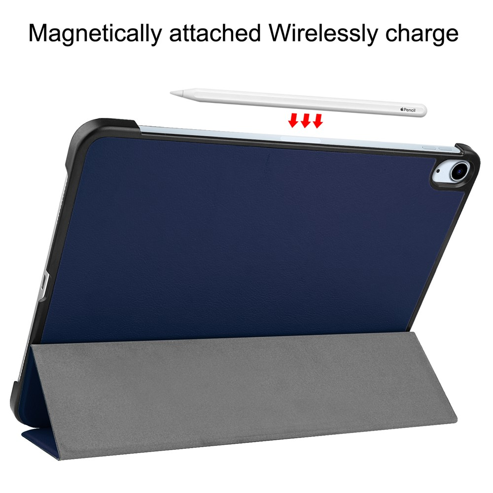Ein Tablet mit dunkelblauem Cover und Stifthalter, das magnetisch aufgeladen wird.