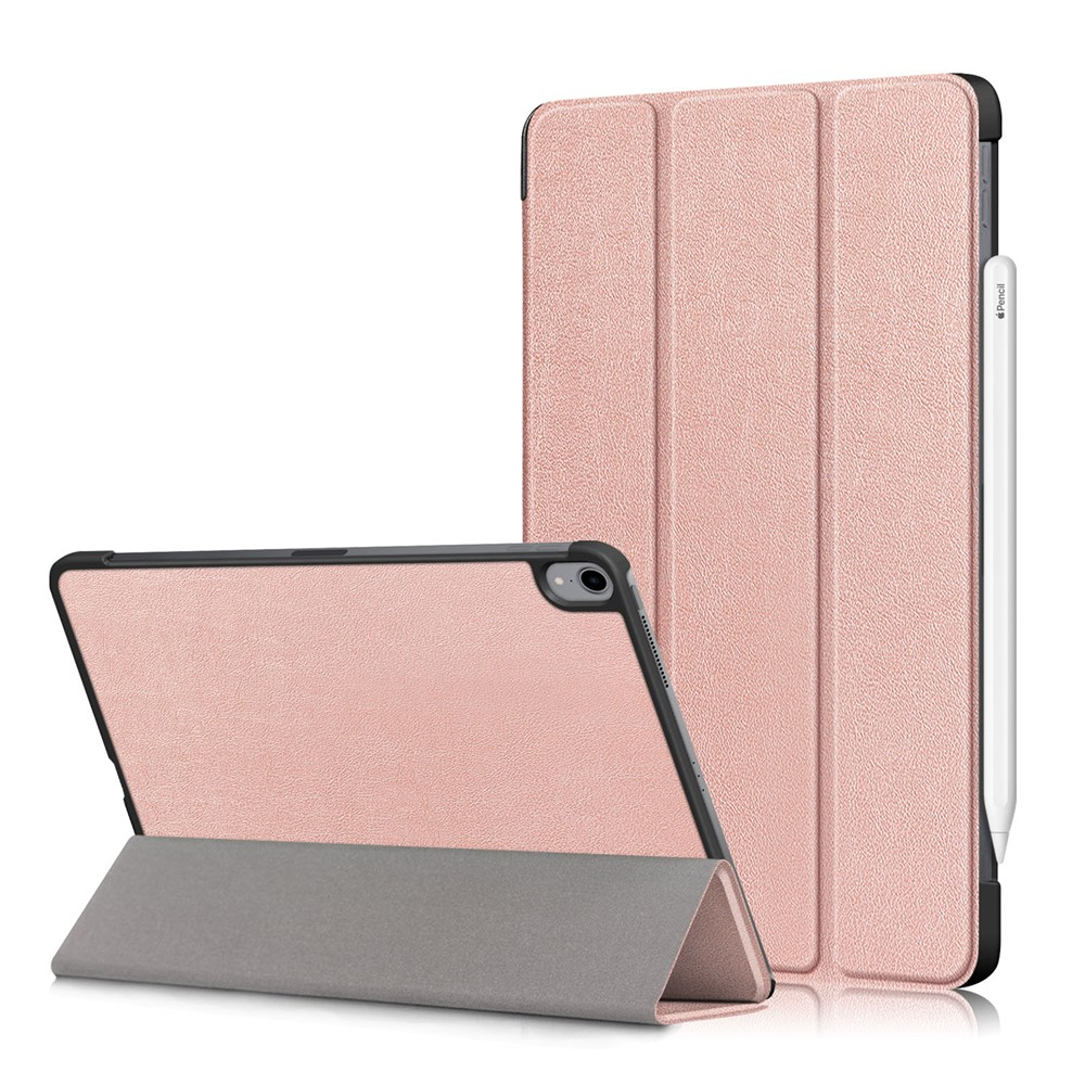 Ein roségoldenes Tablet mit Schutzhülle und Stift, auf weißem Hintergrund.
