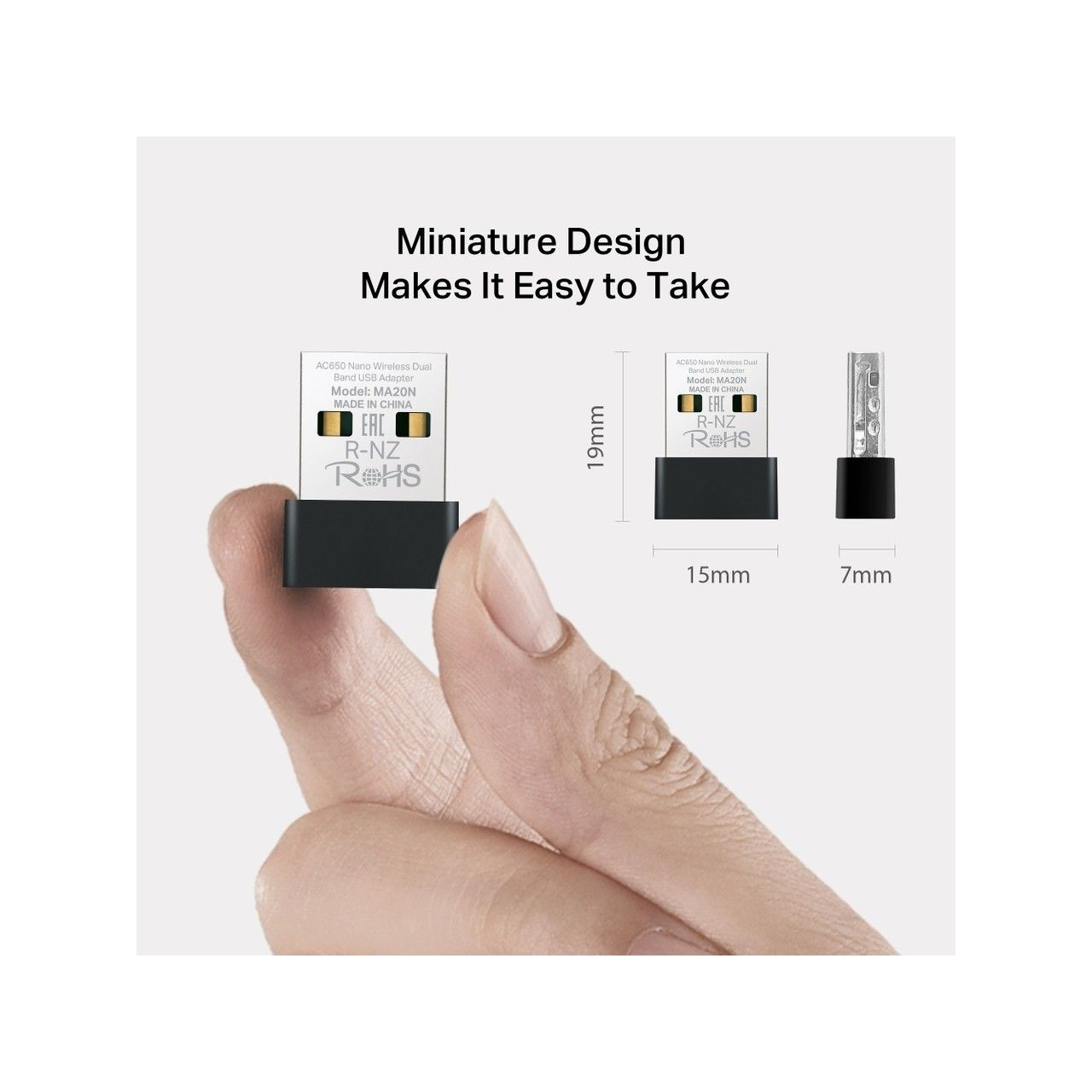 Una mano tiene un piccolo adattatore USB nero. Vengono mostrate le dimensioni.