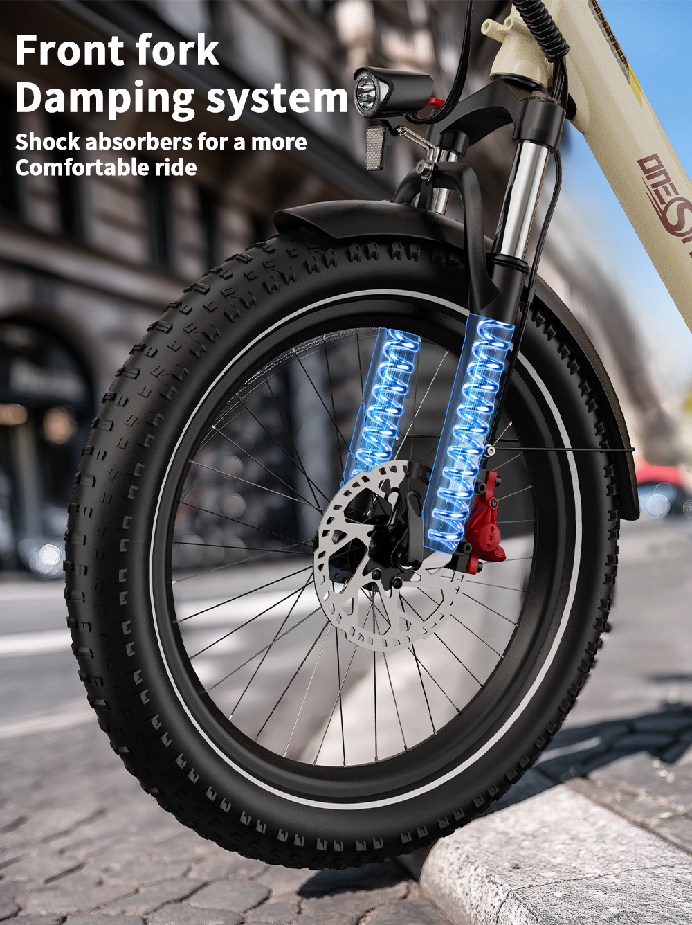 Primer plano de horquilla delantera de bicicleta con amortiguadores, freno de disco y rueda en calle.