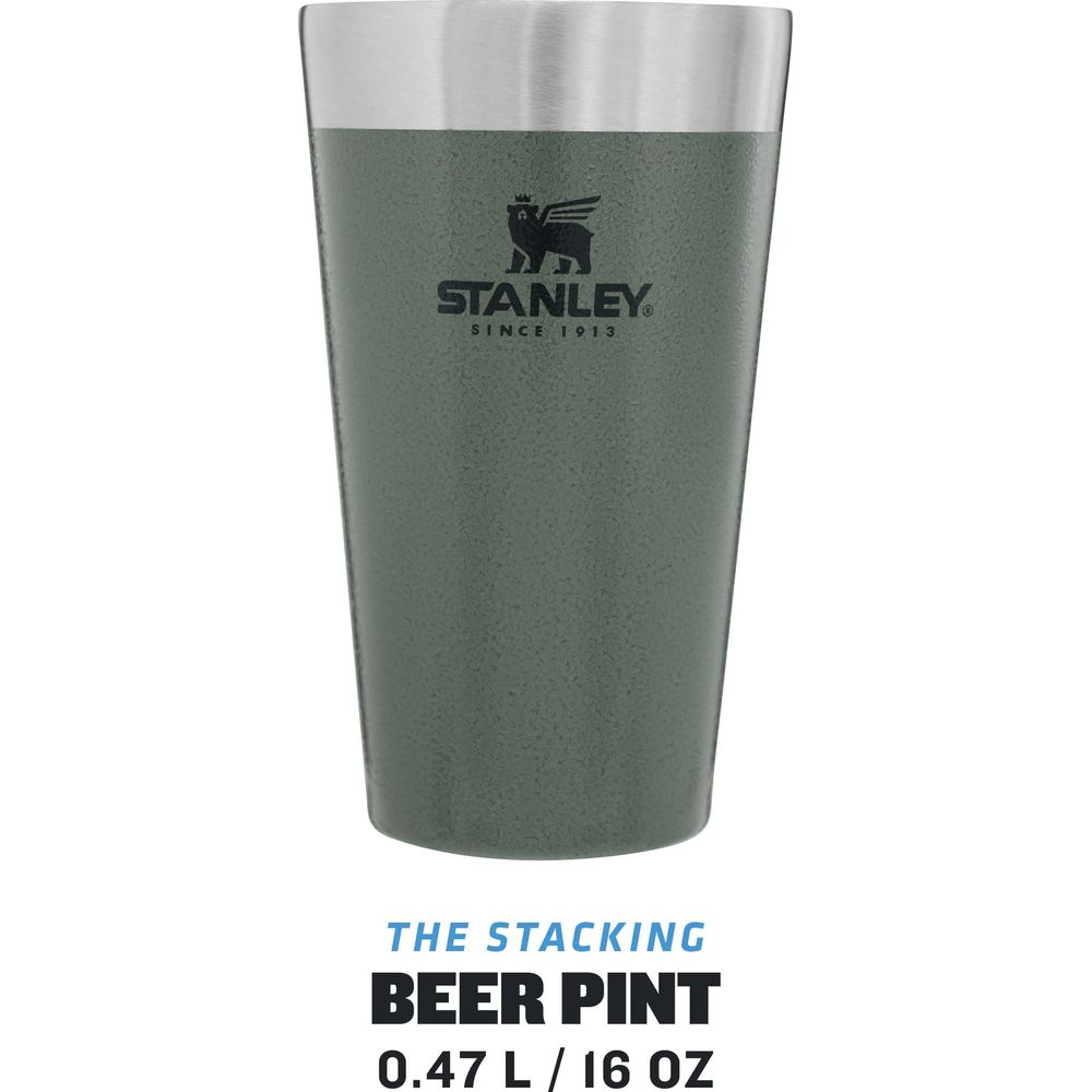 Un boccale da birra Stanley verde con bordo e logo argentati.