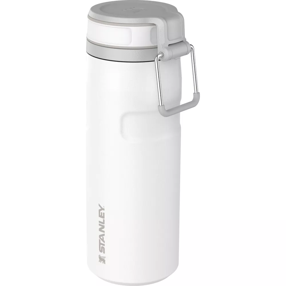 Un termo Stanley blanco con tapa y asa grises.