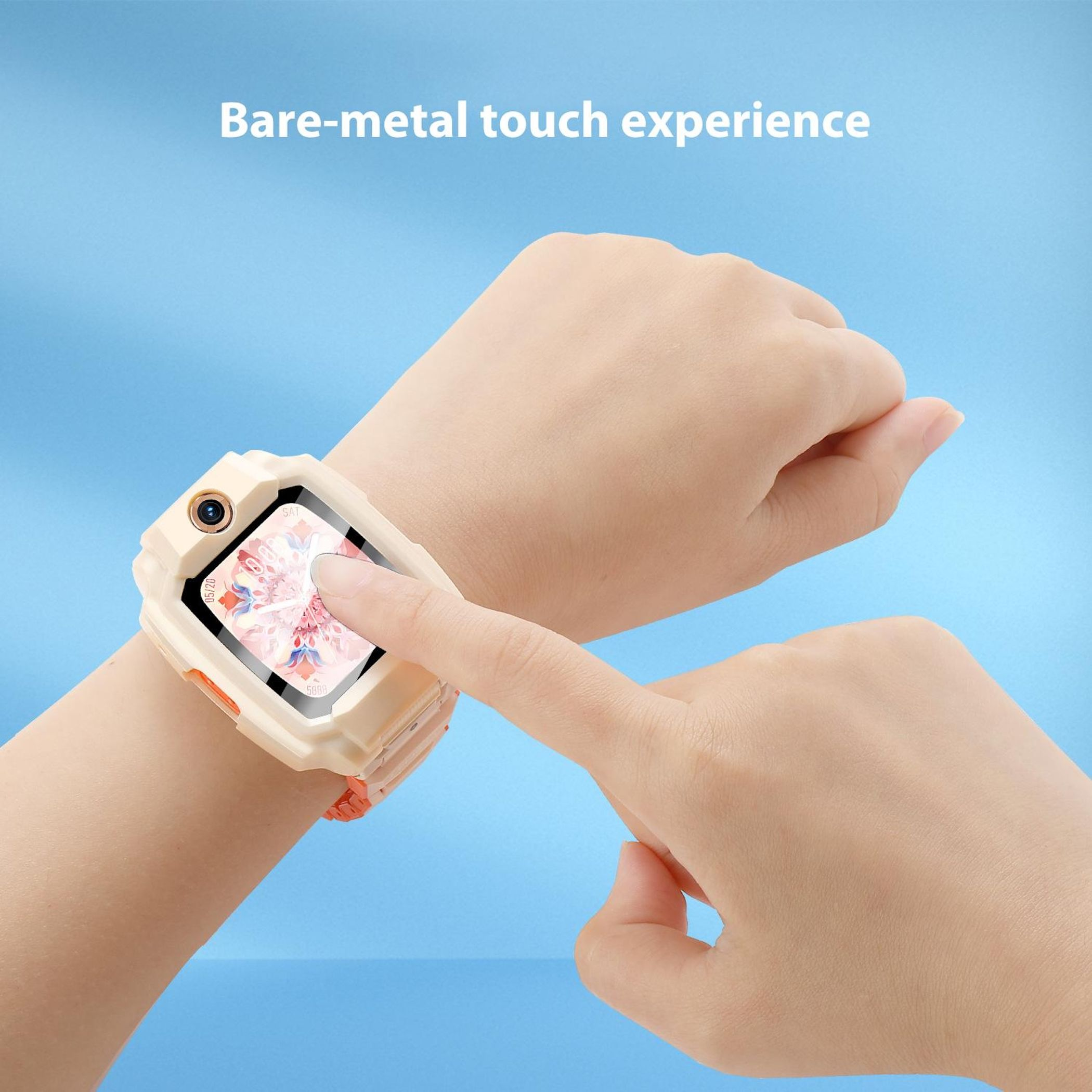 Un dito tocca lo schermo di uno smartwatch beige chiaro su un polso.