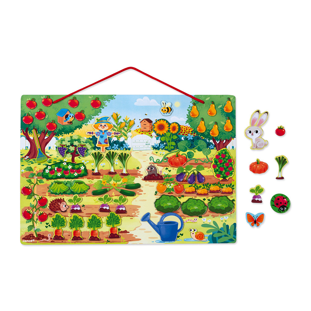 Una vibrante scena di giardino con uno spaventapasseri, frutta, verdura e creature.