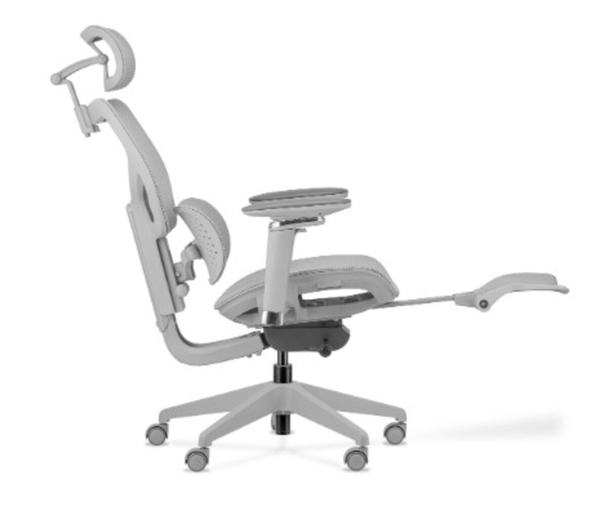 Jasna ergonomiczna krzesło biurowe z zagłówkiem i wysuwanym podnóżkiem.