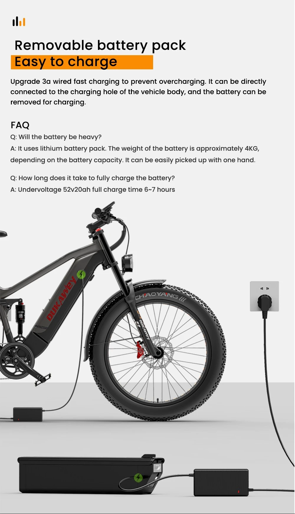 Una bici elettrica nera con pacco batteria rimovibile collegato a un caricabatterie.