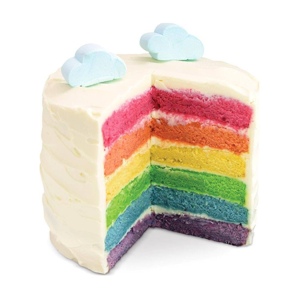 Ein Anschnitt eines Regenbogenkuchens mit weißer Glasur und blauen Wolken-Toppings.