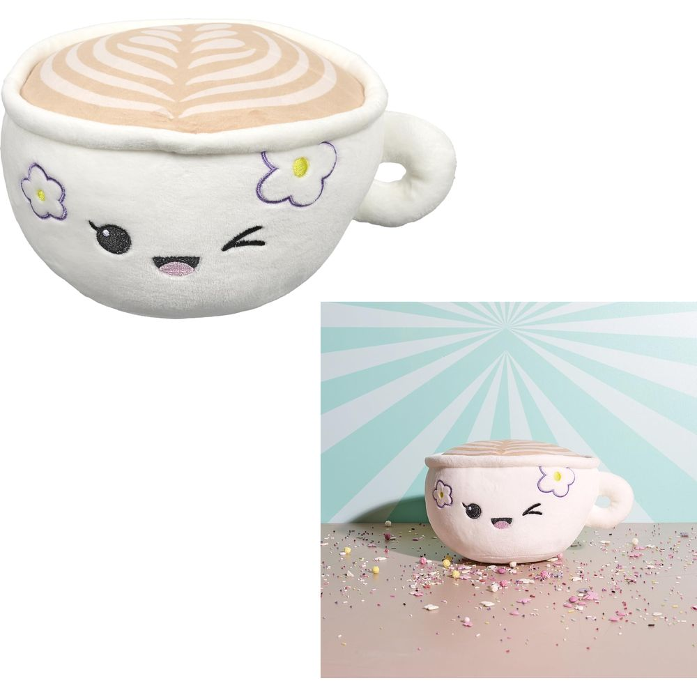 Tazza di caffè di peluche con faccia kawaii, decorata con fiori viola e latte art.