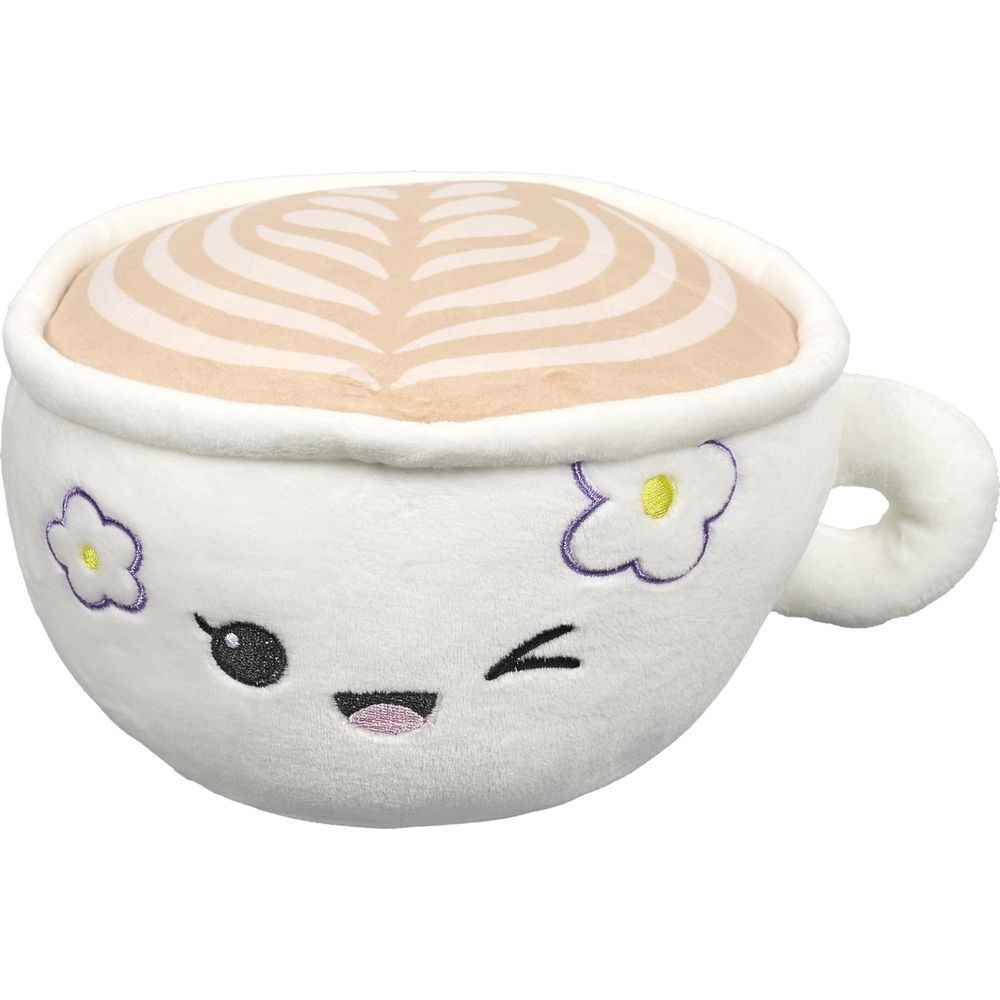 Tazza di peluche con faccia latte art e fiori viola su sfondo bianco.